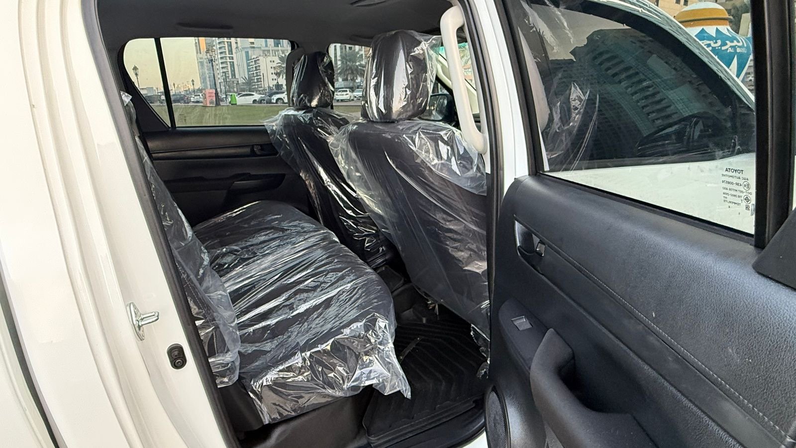 Toyota Hilux SR5 2024 White image